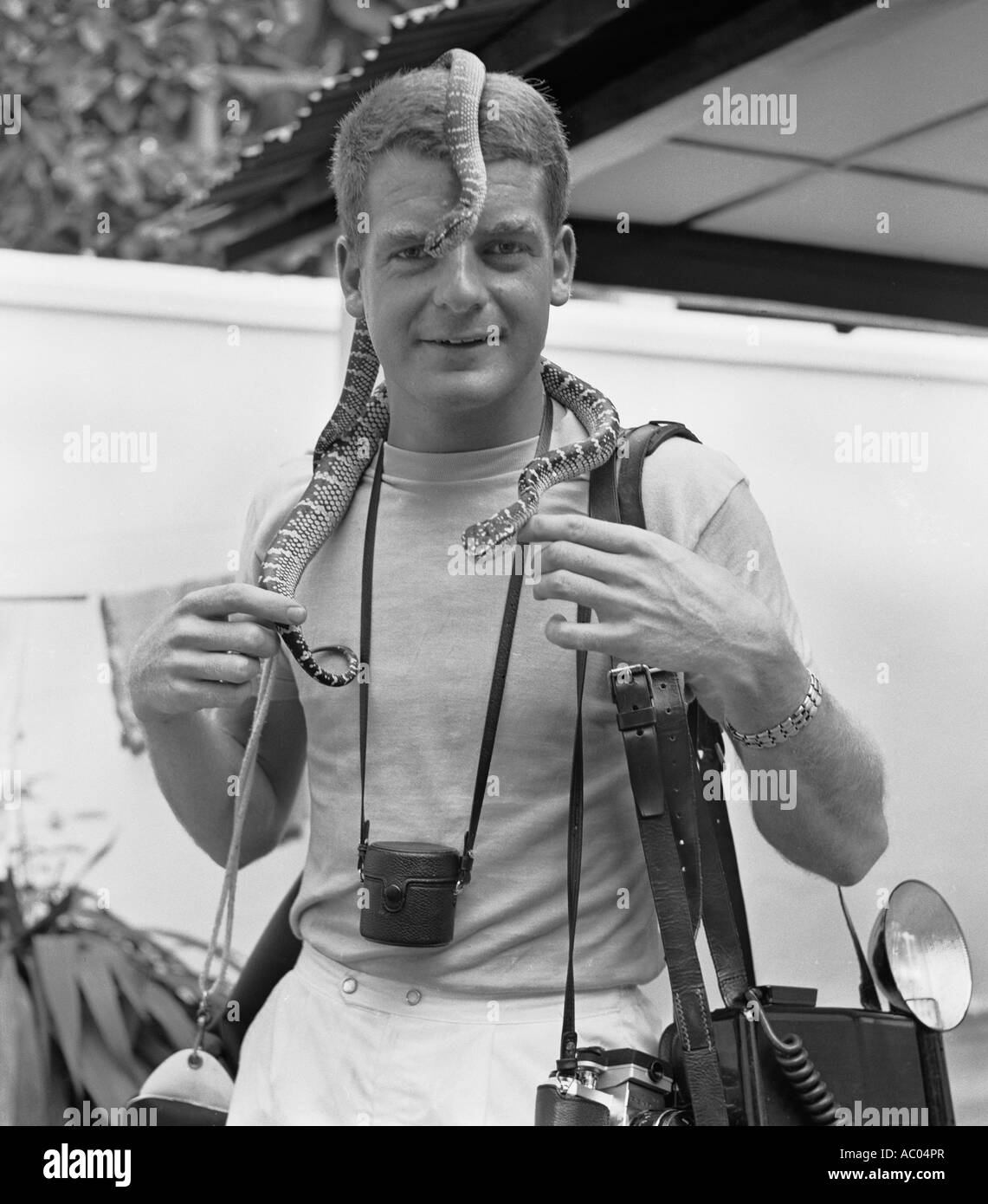James Davis photographe âgé de 23 ans en 1966 lorsqu'un photographe du navire a été photographié à la Snake Temple à Penang Banque D'Images