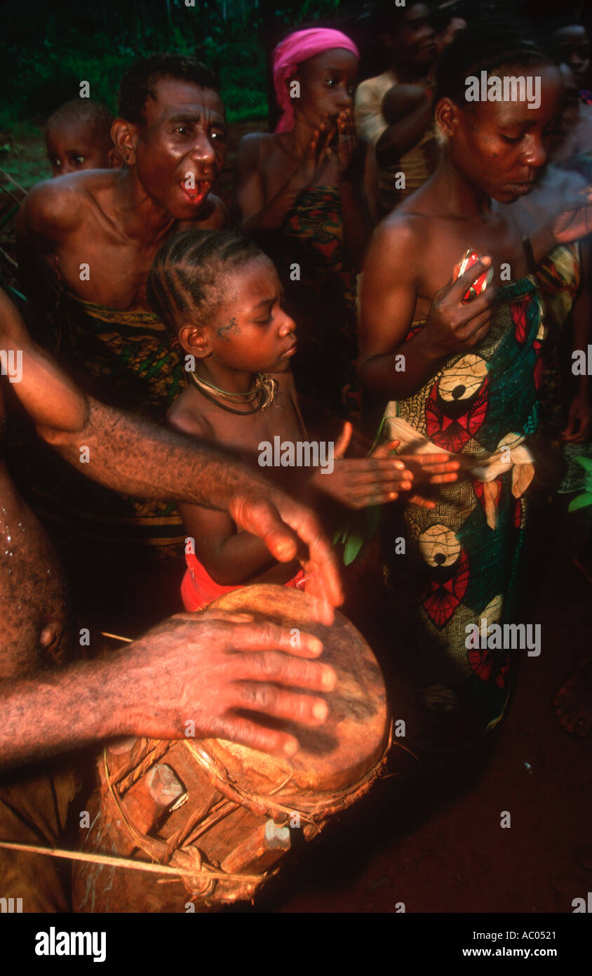 La tribu de Pygmées Baaka célébration danse le Cameroun et la République centrafricaine Banque D'Images