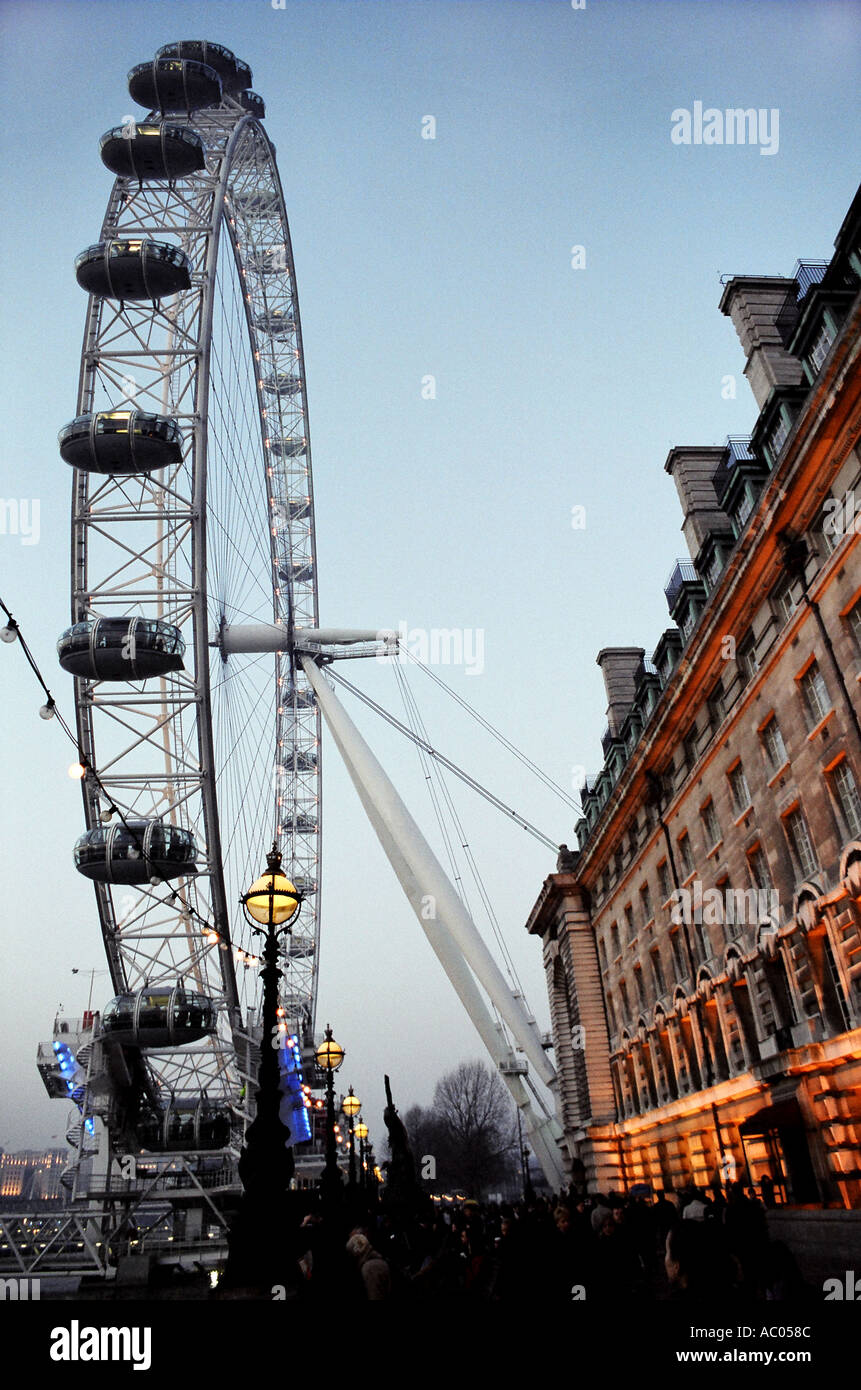 Le jour 450 m de haut 640 grande roue London Eye passager Tamise Londres Angleterre Banque D'Images