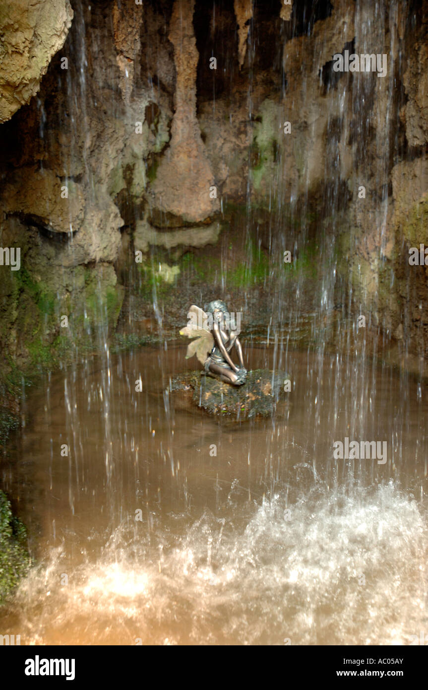 Une fée NYMPHE DERRIÈRE UNE CHUTE D'EAU DANS LA GROTTE DE TUF À DEWSTOW GARDENS ET GROTTES PRÈS DE CHEPSTOW SOUTH WALES UK Banque D'Images