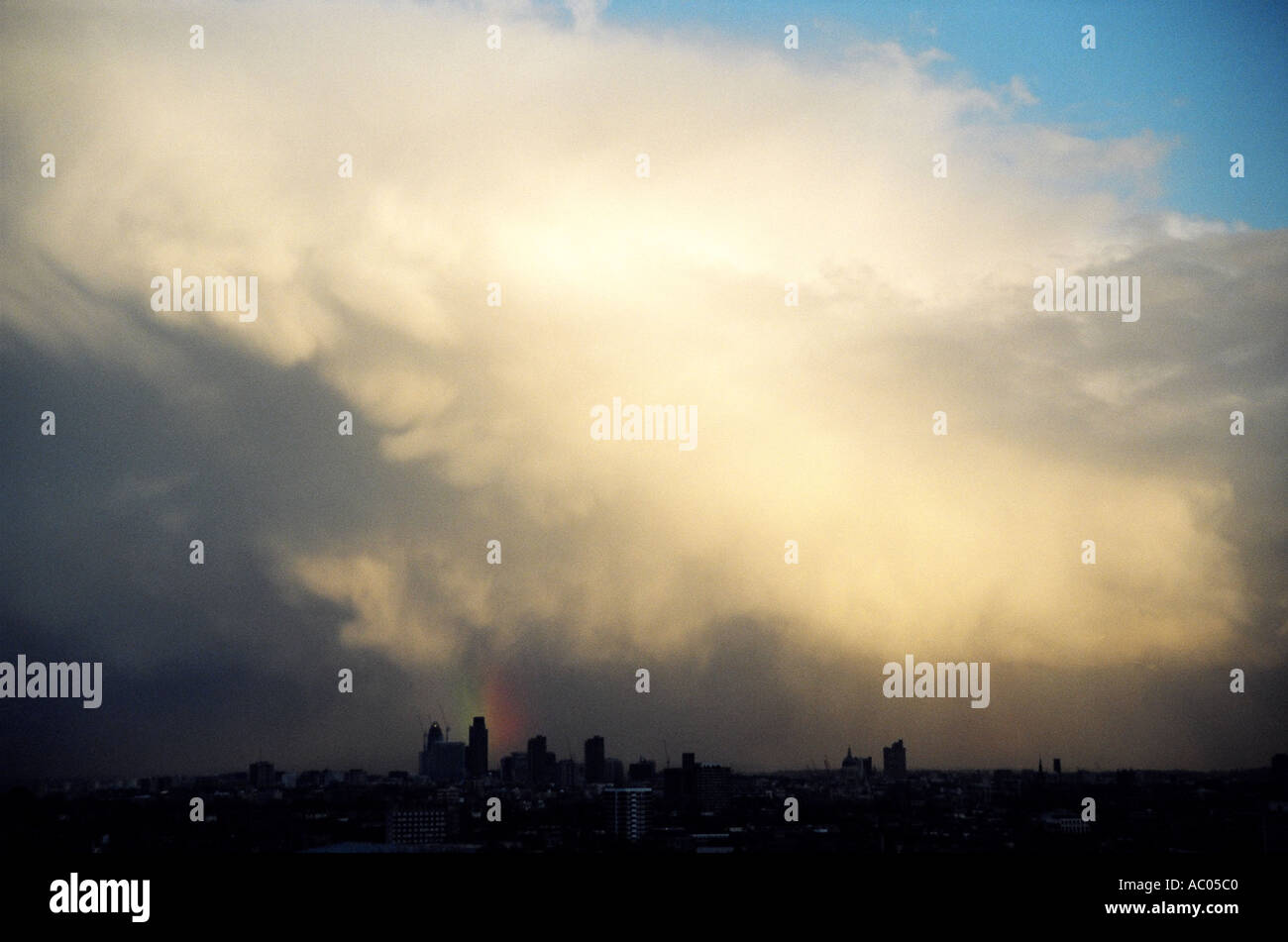 Storm cloud clearing pour révéler ciel bleu avec vue sur Londres Angleterre Grande-bretagne Royaume-Uni UK Banque D'Images