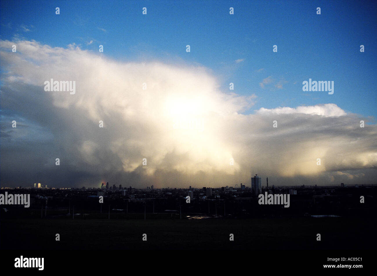 Storm cloud clearing pour révéler ciel bleu profond et vue sur Londres Angleterre Grande-bretagne Royaume-Uni UK Banque D'Images