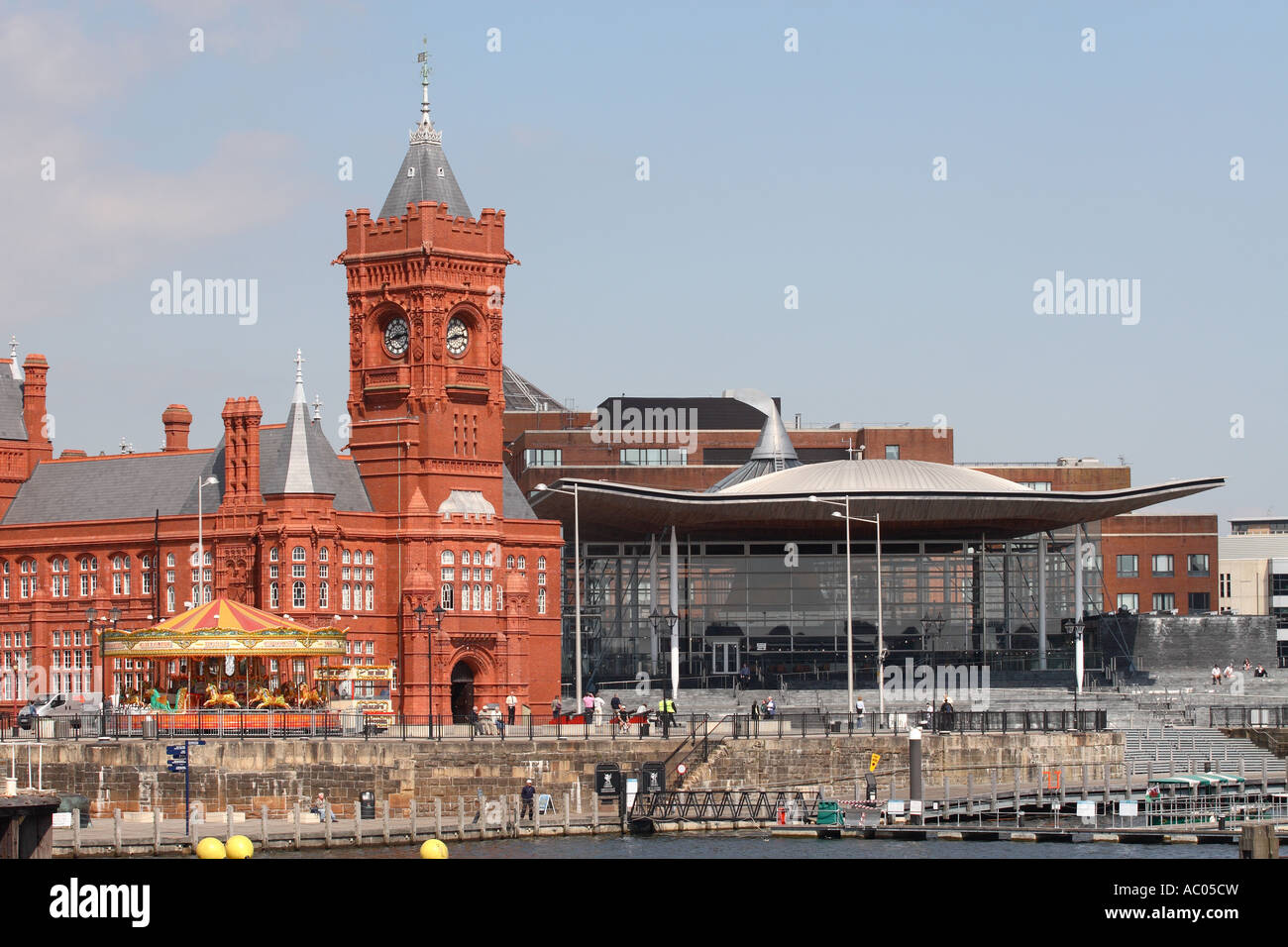La baie de Cardiff, la brique rouge victorien Pierhead building Senedd aux côtés de la nouvelle Assemblée nationale du Pays de Galles Banque D'Images