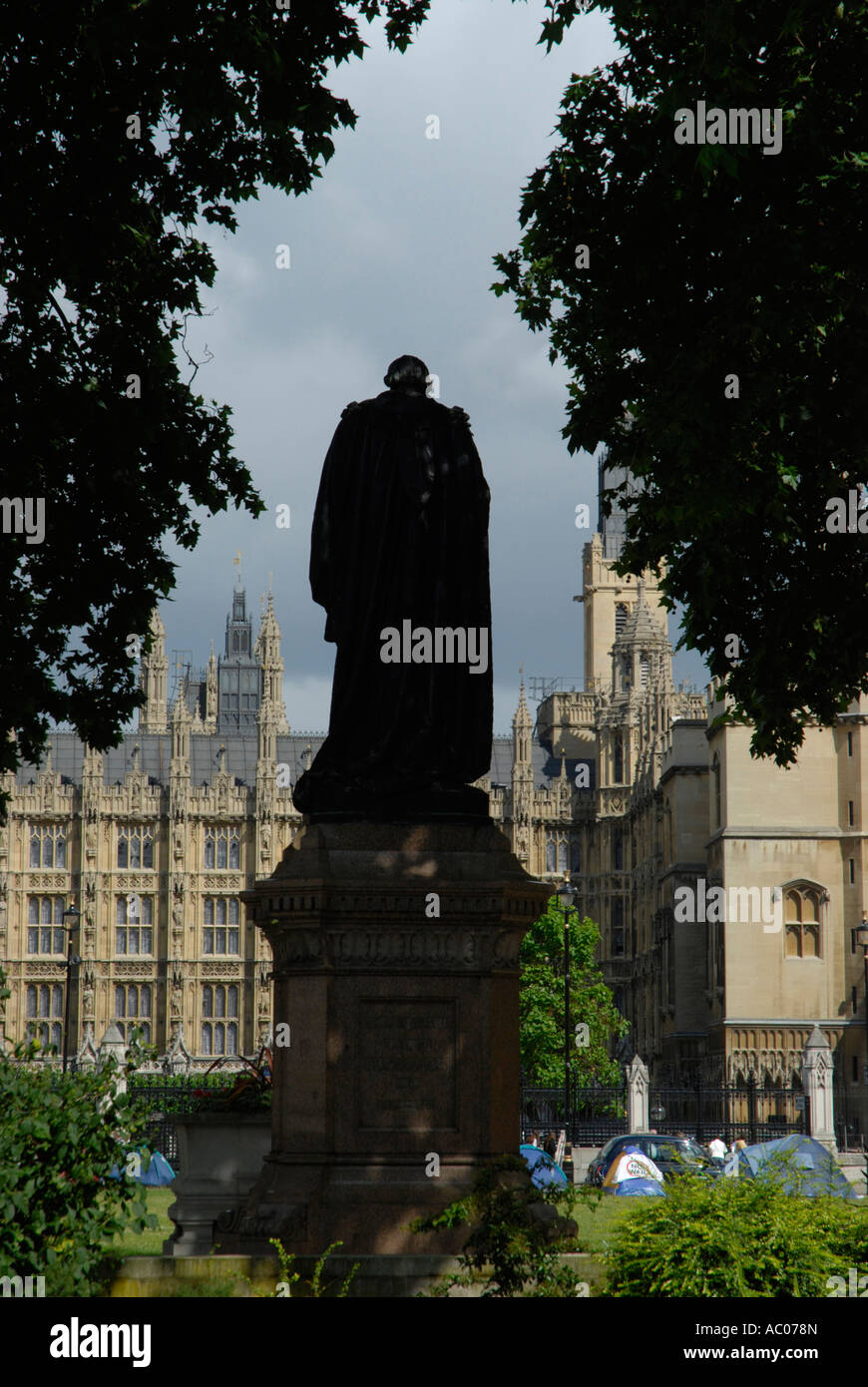Silhouette de Benjamin Disraeli statue à la place du Parlement à l'égard du Parlement Londres Banque D'Images