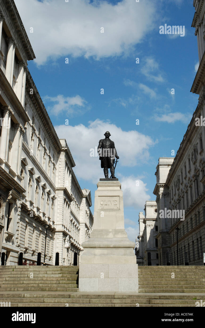 Clive King Charles Street étapes montrant Statue de Clive de l'Inde et de bâtiments gouvernementaux Westminster London Banque D'Images