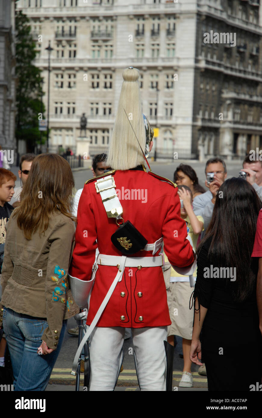 Guardsman portant tunique rouge de cérémonie sur le service de sentinelle à Horse Guards photographié par les touristes, Londres, Angleterre Banque D'Images