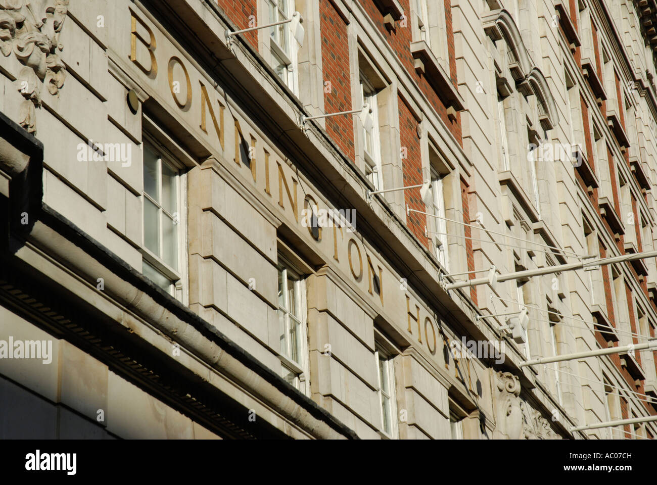 Close up de l'extérieur de l'hôtel Bonnington à Southampton Row, Londres, Angleterre Banque D'Images