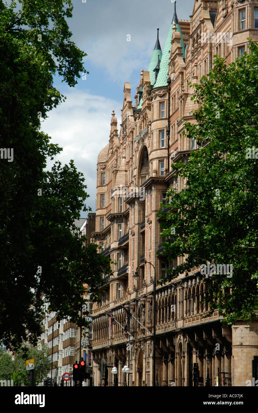 Hôtel Russell à Russell Square vue à travers les arbres Bloomsbury Londres Banque D'Images