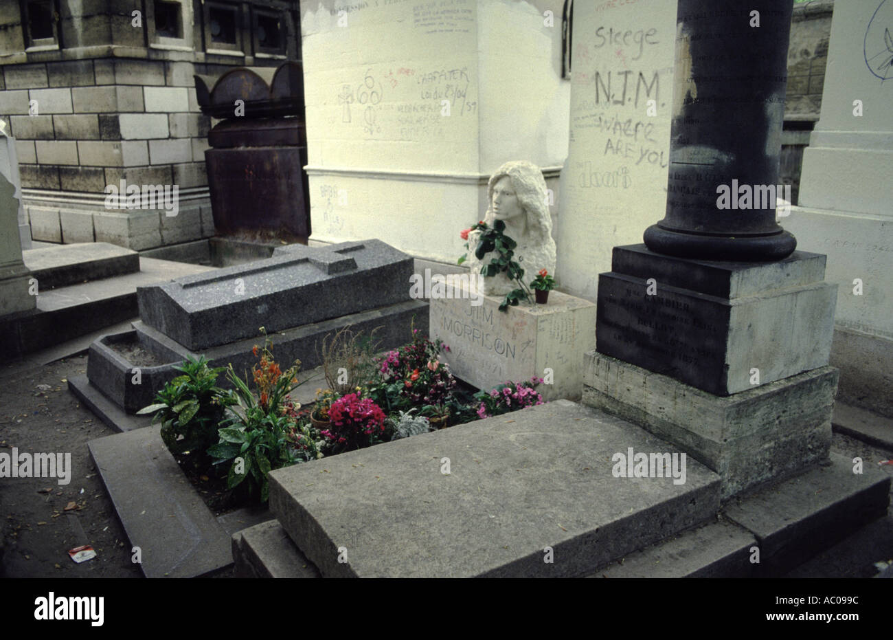 La tombe de Jim Morrison de la portes au cimetière du Père-Lachaise à Paris, France Banque D'Images