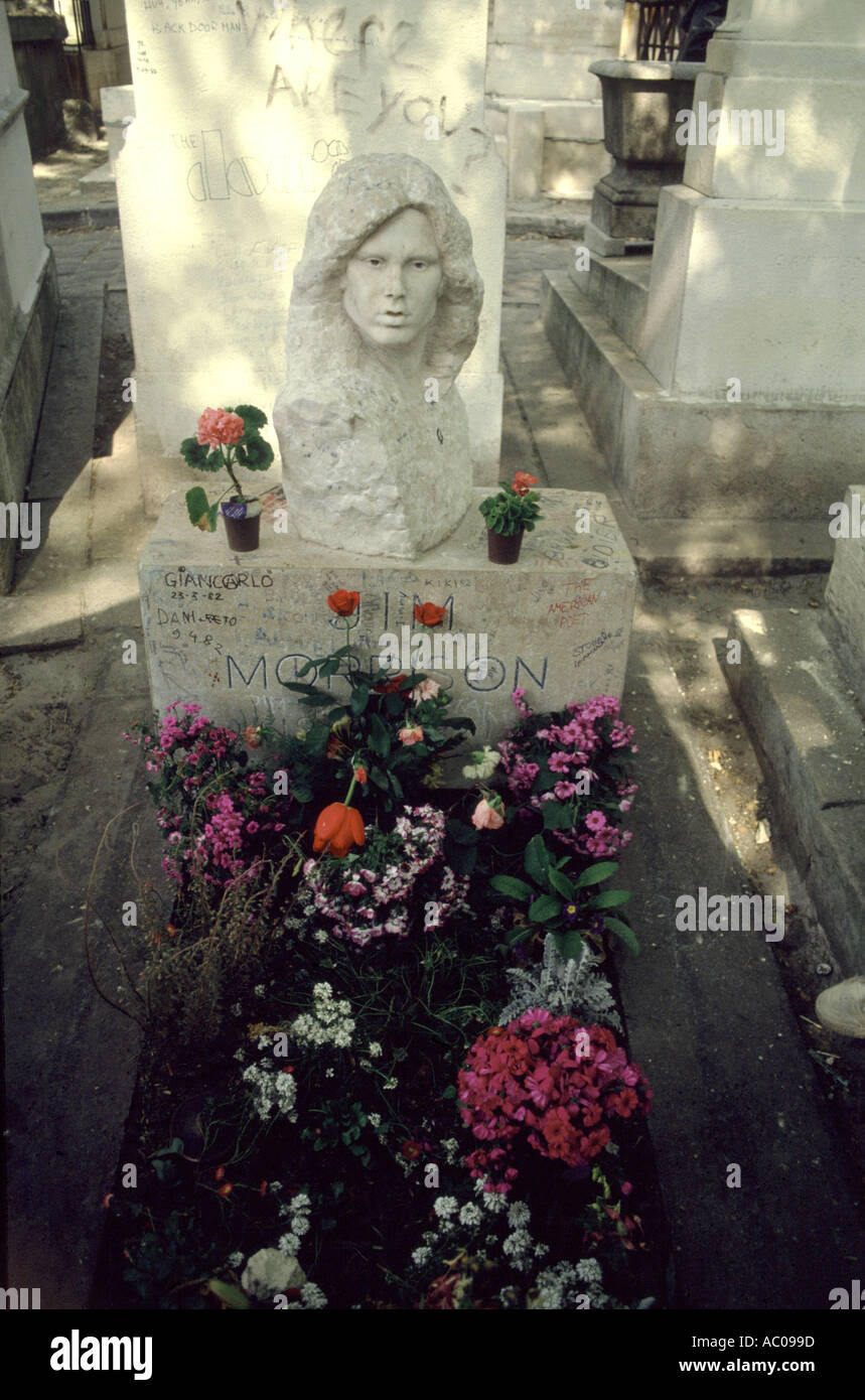 La tombe de Jim Morrison de la portes au cimetière du Père-Lachaise à Paris, France Banque D'Images