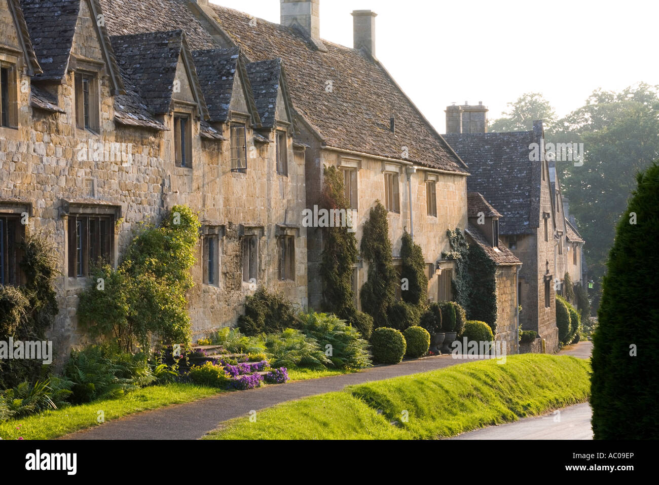 La lumière du soleil du soir qui tombe sur les cottages en pierre du village des Cotswolds Gloucestershire Stanton Banque D'Images