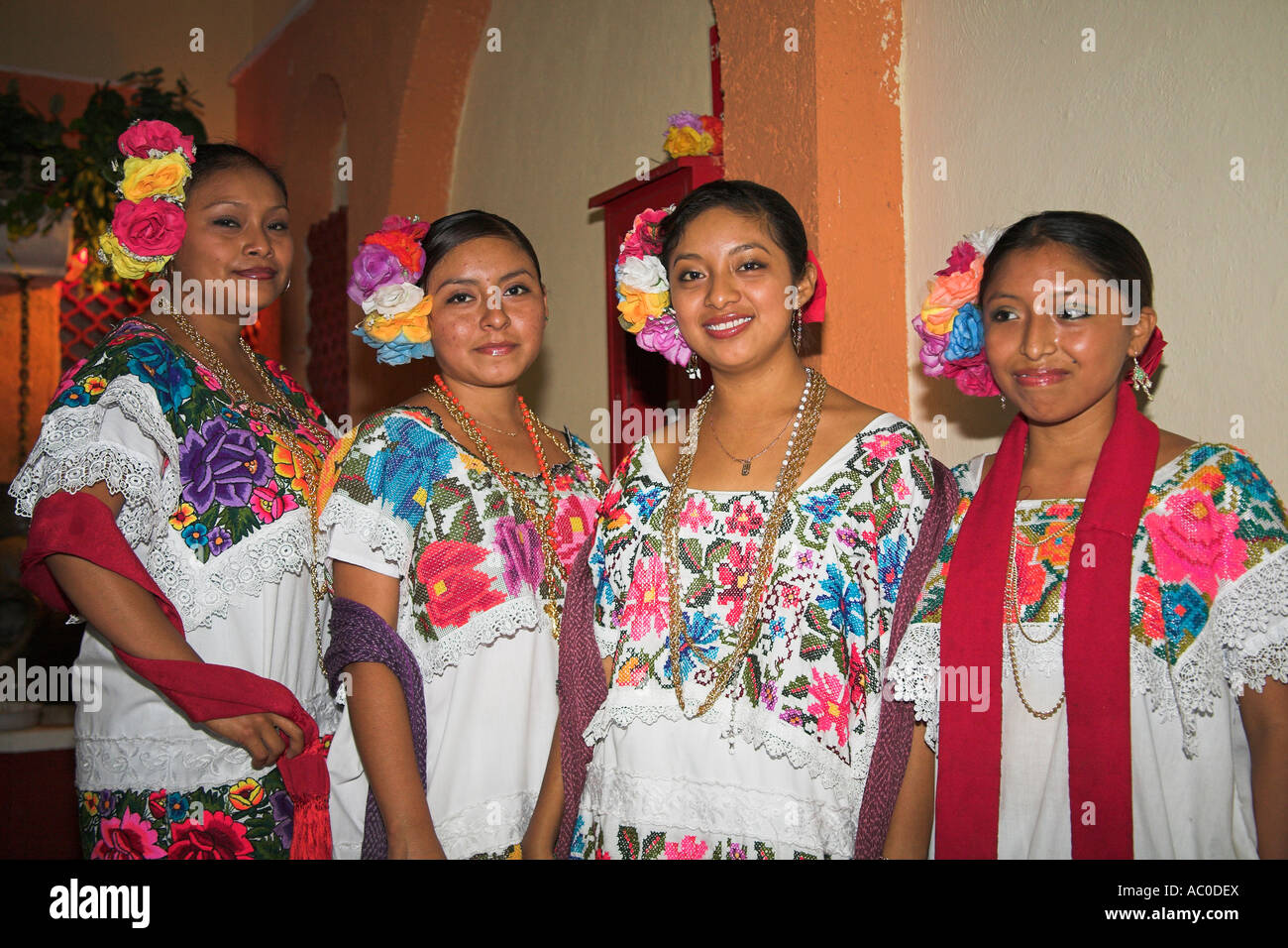 Quatre danseuses mexicaines portant des costumes traditionnels, l'état du Yucatan, Mexique Banque D'Images