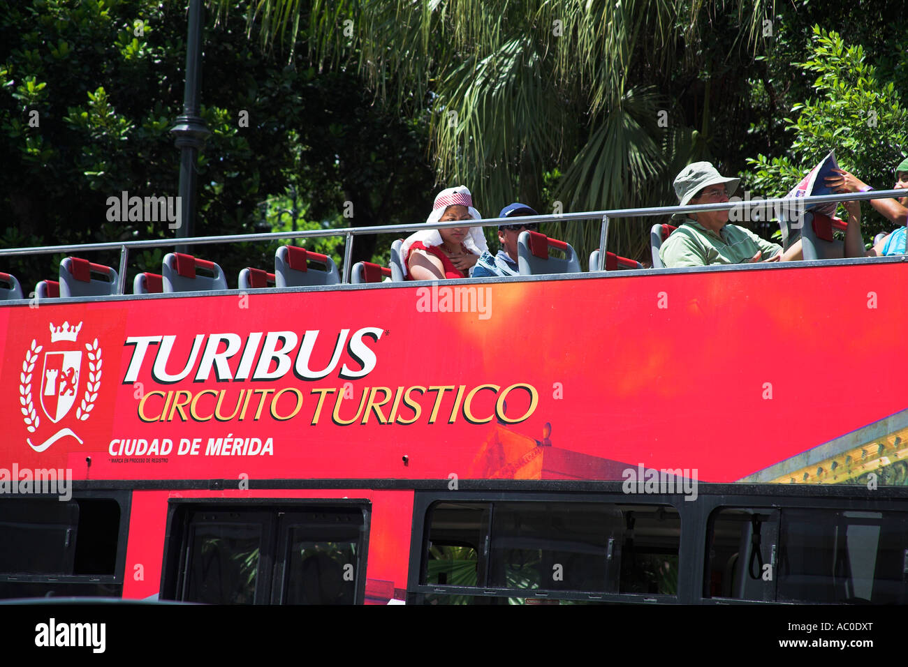 Turibus tour bus, la Plaza Mayor, également connu sous le nom de Plaza de la Independencia et Zocalo, Merida, Yucatan, Mexique de l'État Banque D'Images