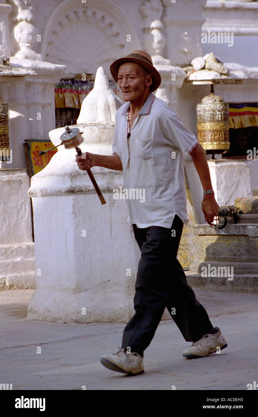 Old man in hat marche autour du stupa de Bouddhanath près de Katmandou Népal Asie du Sud Banque D'Images