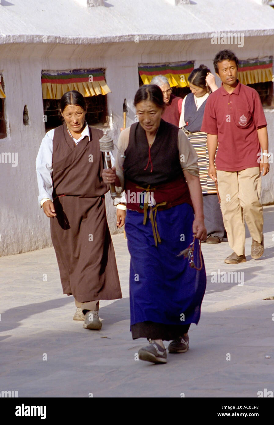 Femme tibétaine dévot avec roue de prière marche autour du stupa de Bouddhanath près de Katmandou Népal Asie du Sud Banque D'Images