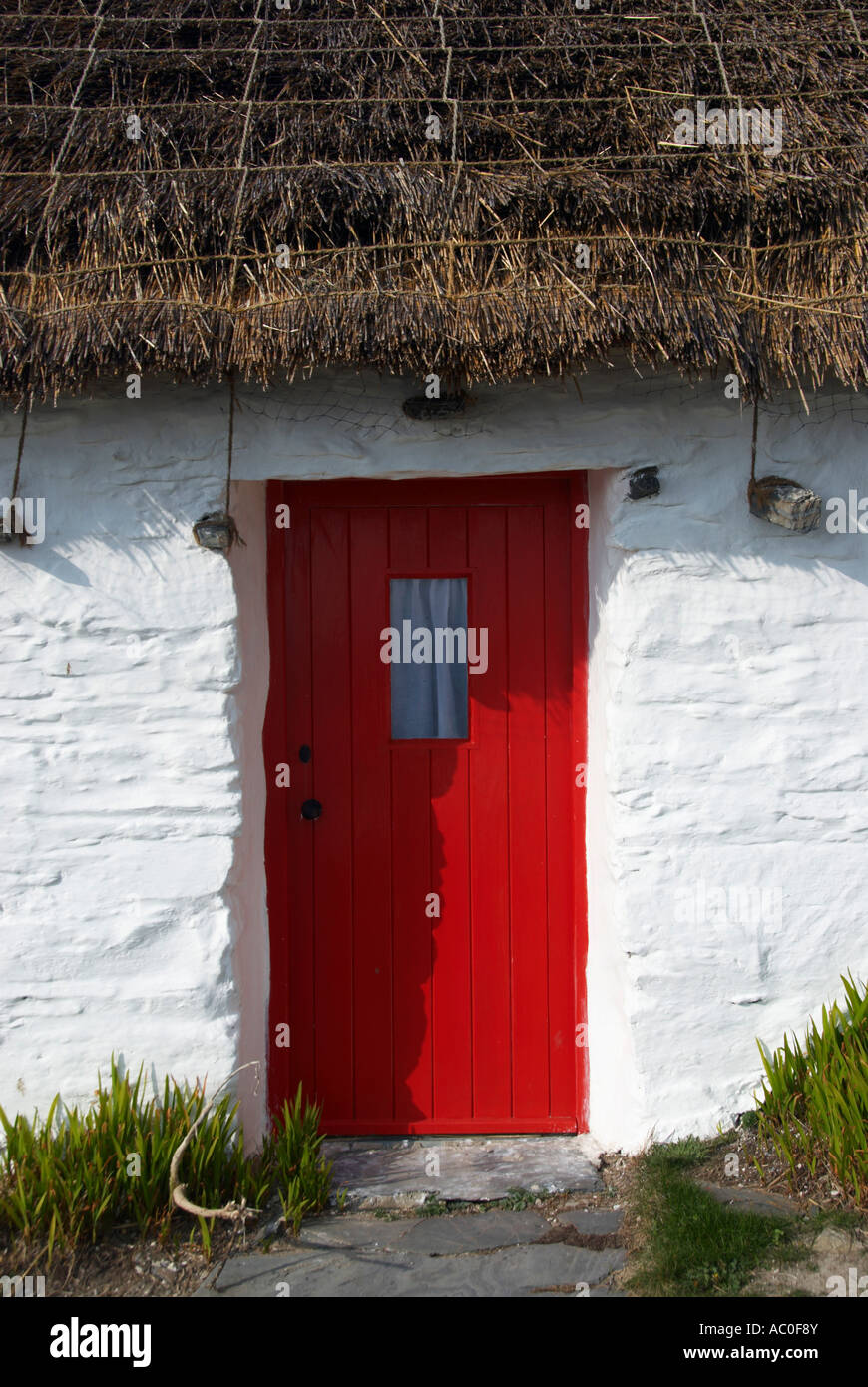 La porte rouge à l'OIM Niarbyl Fishermans Cottage Banque D'Images