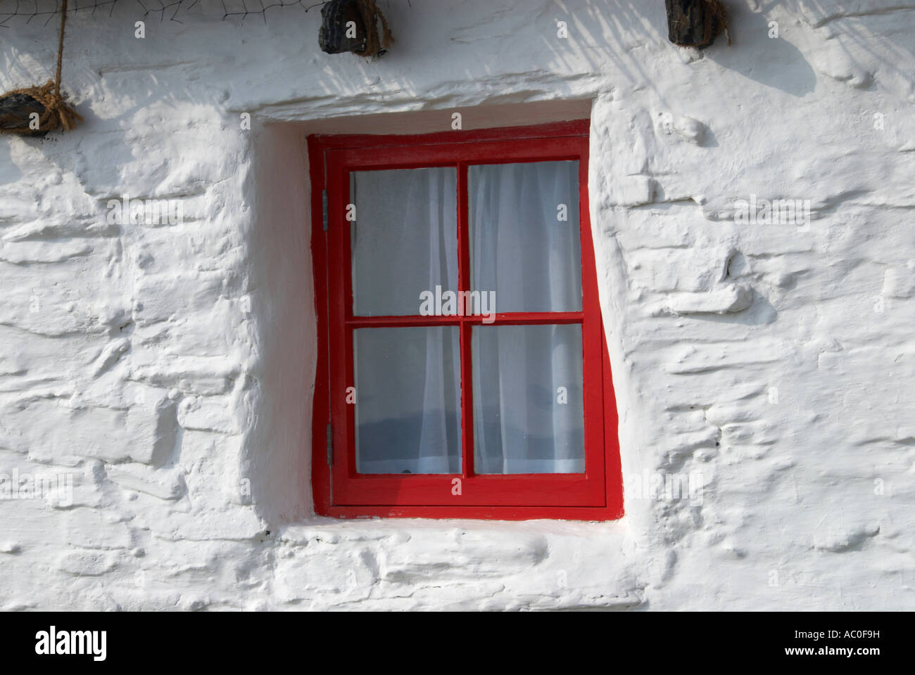 Fenêtre rouge Petite maison de pêcheur à l'OIM Niarbyl Banque D'Images
