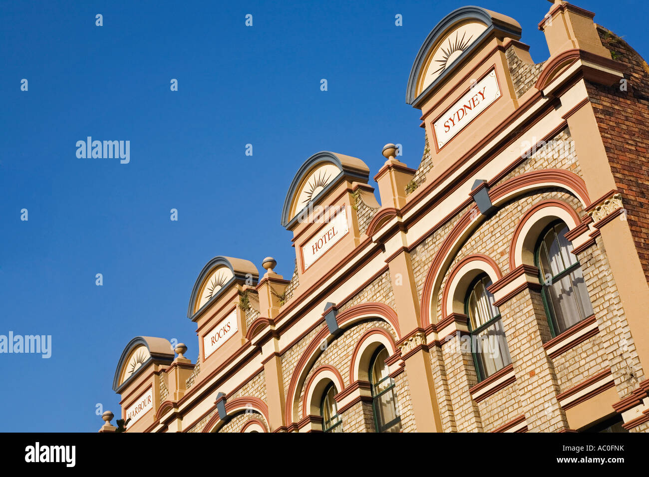 L'architecture coloniale du Harbour Rocks Hotel Banque D'Images