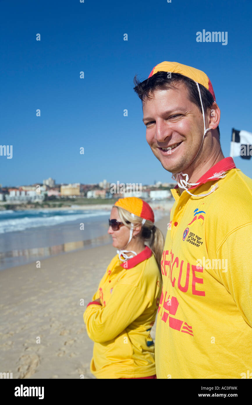 Surfez sur la plage de Bondi lifesavers dans l'est de Sydney, le sauvetage des bénévoles sont une vue commune sur les plages d'Australie Banque D'Images