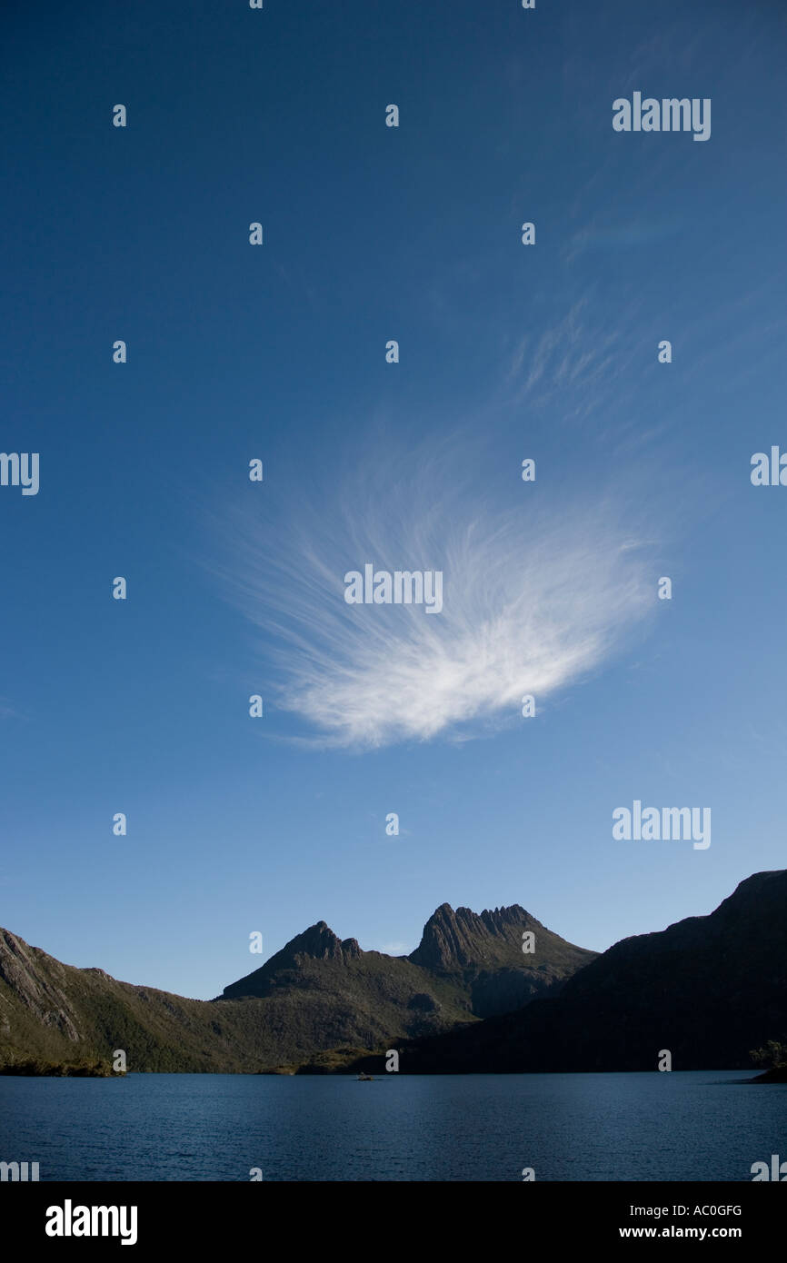 La forme caractéristique de Cradle Mountain vu que depuis Dove Lake dans les hautes terres du centre de la Tasmanie Banque D'Images