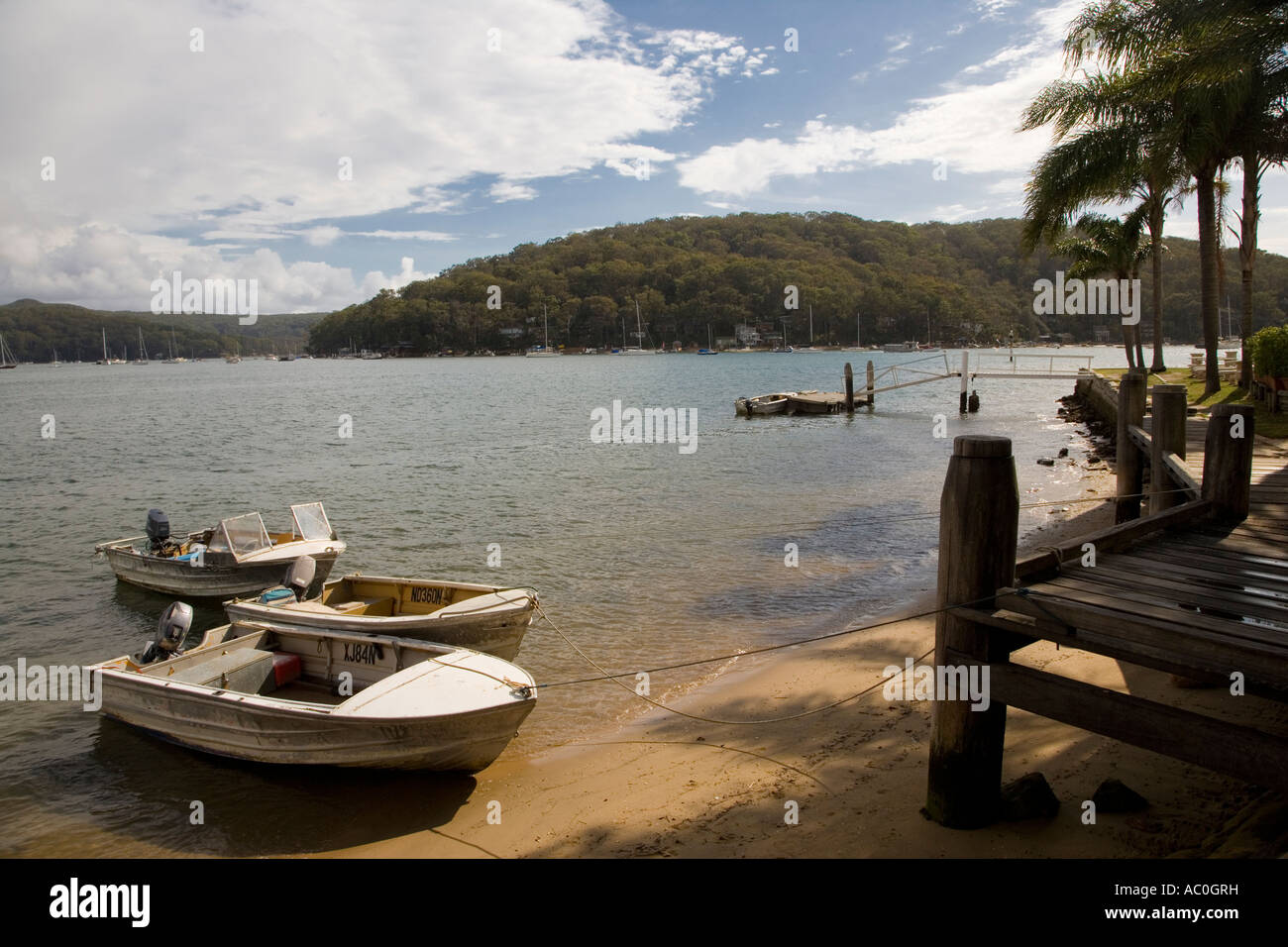 Petites Tinnies bateaux amarrés à Church Point dans le nord de Sydney Banque D'Images