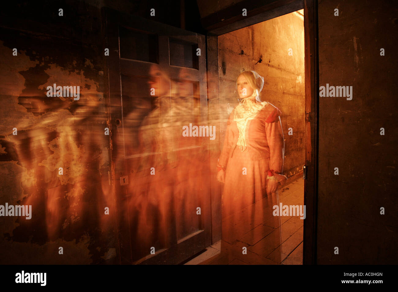 La figure fantomatique d'une jeune fille debout dans une porte dans le vrai Mary King's Close, une attraction touristique à Edimbourg, Ecosse Banque D'Images