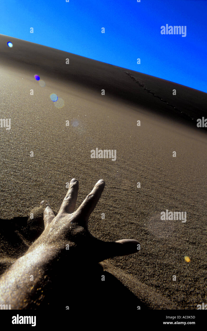 Personne mourir de soif dans le désert sous le chaud soleil de plomb en fait c'est le photographe de jouer dans les Great Sand Banque D'Images