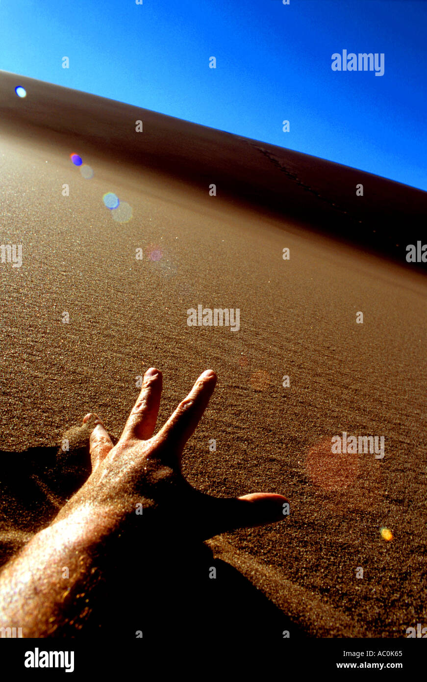 Personne mourir de soif dans le désert sous le chaud soleil de plomb en fait c'est le photographe de jouer dans les Great Sand Banque D'Images