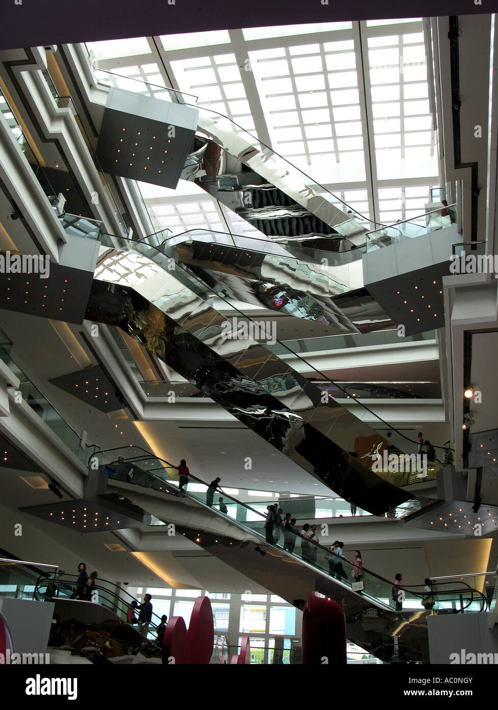 Escalator sillonne dans un centre commercial, à Hong Kong Banque D'Images