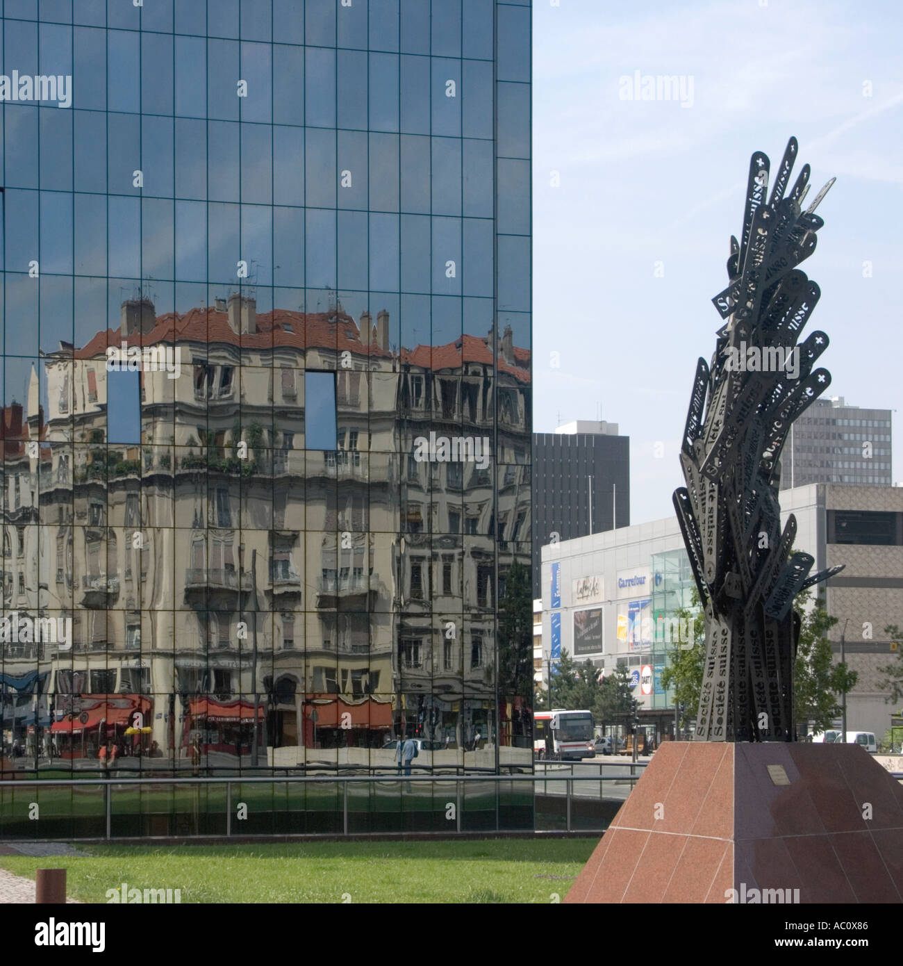Les réflexions dans la société Suiss building Part Dieu Lyon France Banque D'Images Les réflexions dans la société Suiss building Part Dieu Lyon France Banque D'Images