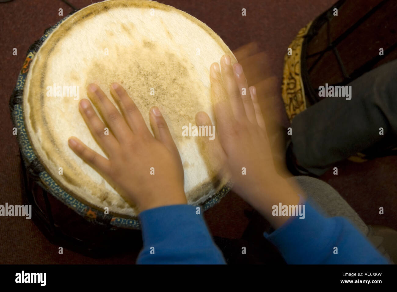 Les mains dans un atelier de percussions africaines Banque D'Images