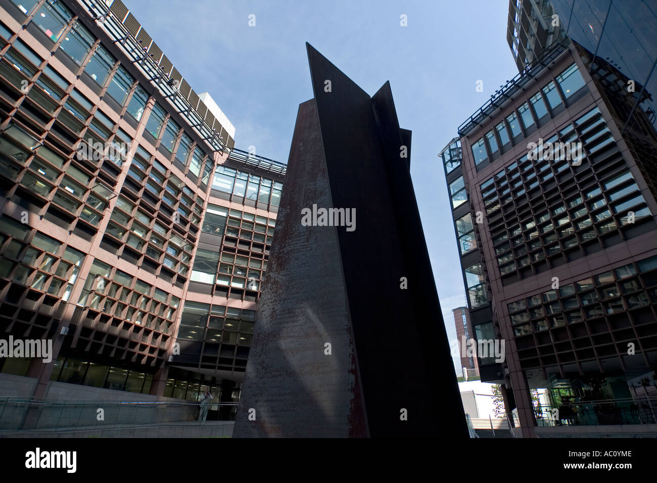 Sculpture en fer par Richard Serra intitulé Fulcrum au Broadgate complexe par la gare de Liverpool Street , Londres Banque D'Images