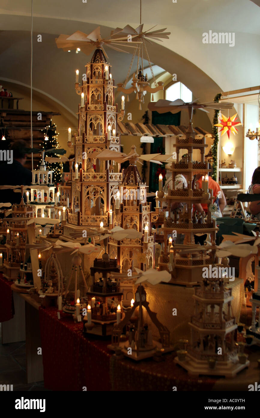 Les jouets en bois et s'affiche dans un magasin de jouets à Gorlitz, Allemagne Banque D'Images