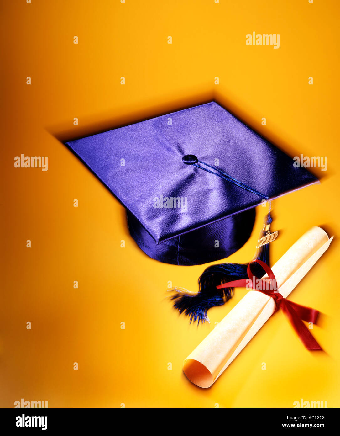 Graduation cap et diplôme sur fond jaune lumineux Banque D'Images