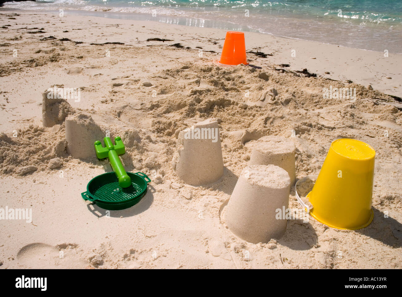 Châteaux, seaux et pelles sur plage, Rose Island, Bahamas Banque D'Images