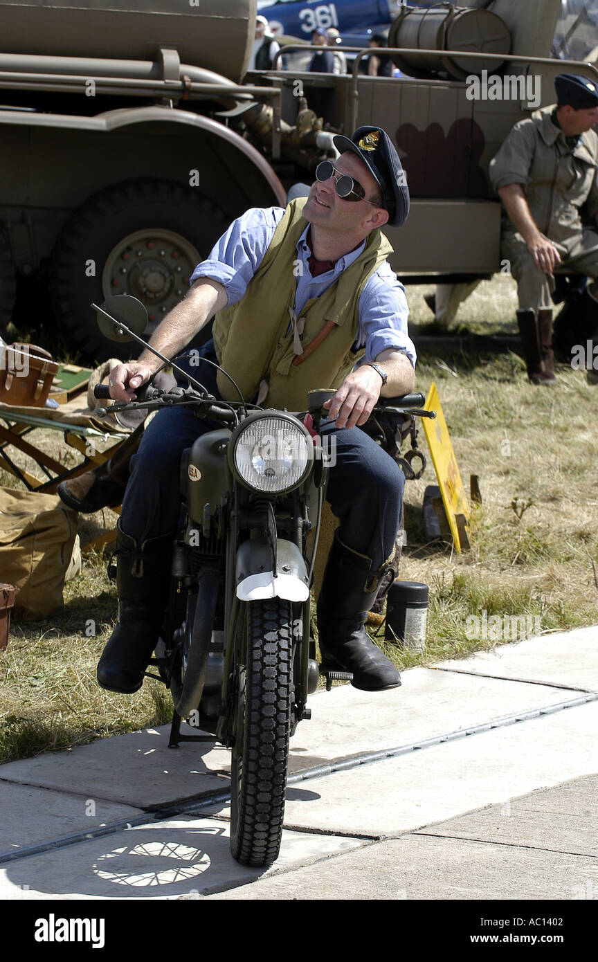2e guerre mondiale, pilote de la RAF sur moto Banque D'Images