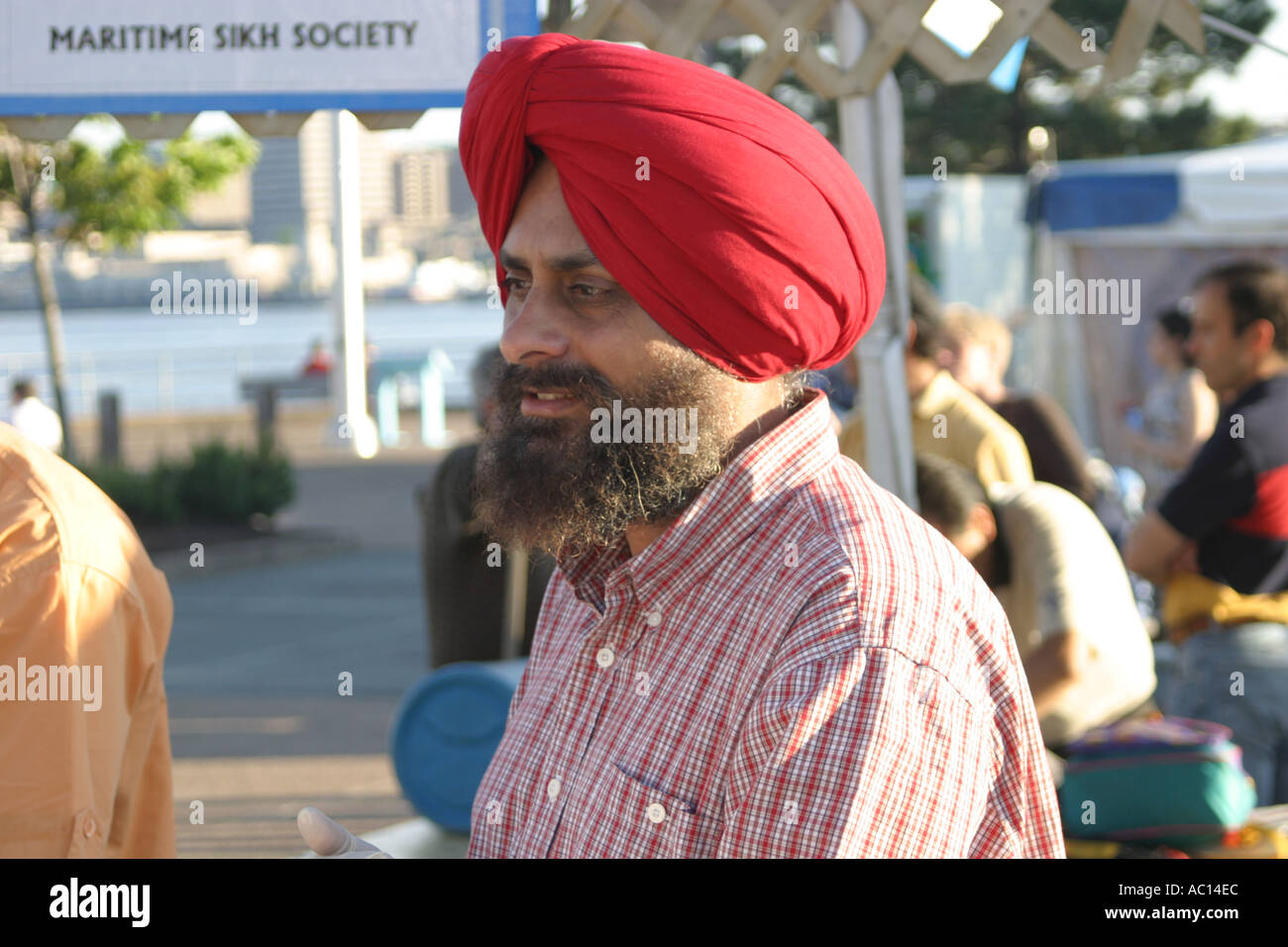 Un homme portant un turban rouge Festival multiculturel 2003 Dartmouth Nouvelle-Écosse Banque D'Images