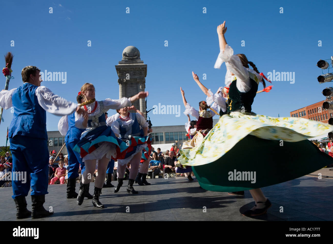 La troupe de danse folklorique traditionnelle polonaise au Festival à Clinton Square Syracuse New York Banque D'Images