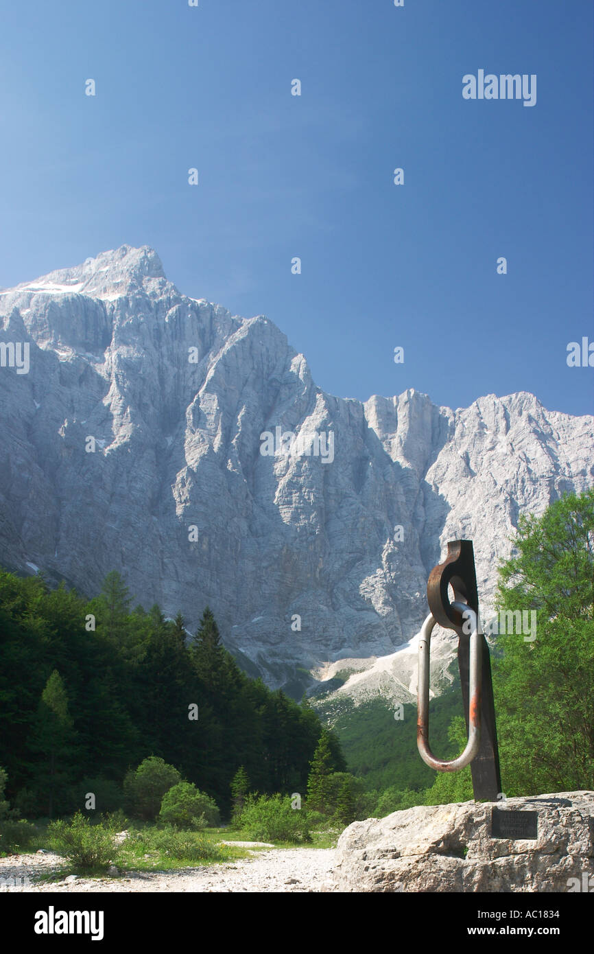 Mémorial pour les alpinistes tués durant la Seconde Guerre mondiale Le Mont Triglav Vrata valley Alpes Juliennes Slovénie Banque D'Images