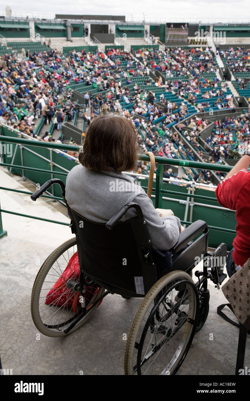 Femme en fauteuil roulant au championnat de tennis de Wimbledon. UK. Banque D'Images