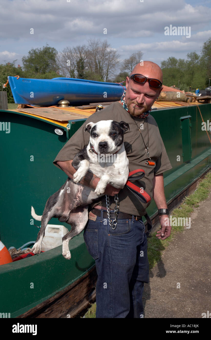 Justo et son chien et 15-04 sur le canal à Willington Banque D'Images