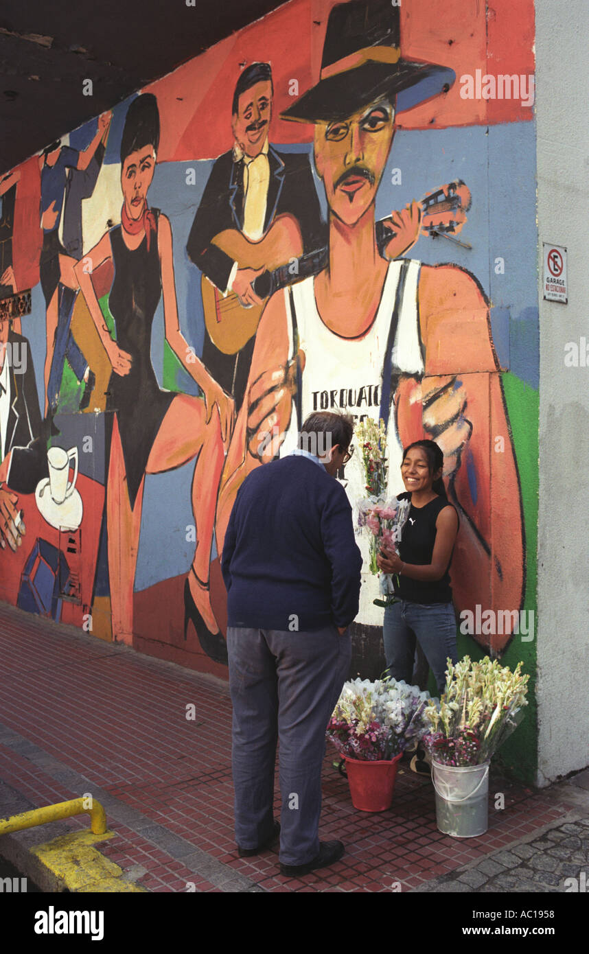 Tango murale, Plaza Dorrego, San Telmo, Buenos Aires fleur fille vendant des fleurs coupées dans la rue Argentine Amérique du Sud 2002 2000 HOMER SYKES Banque D'Images