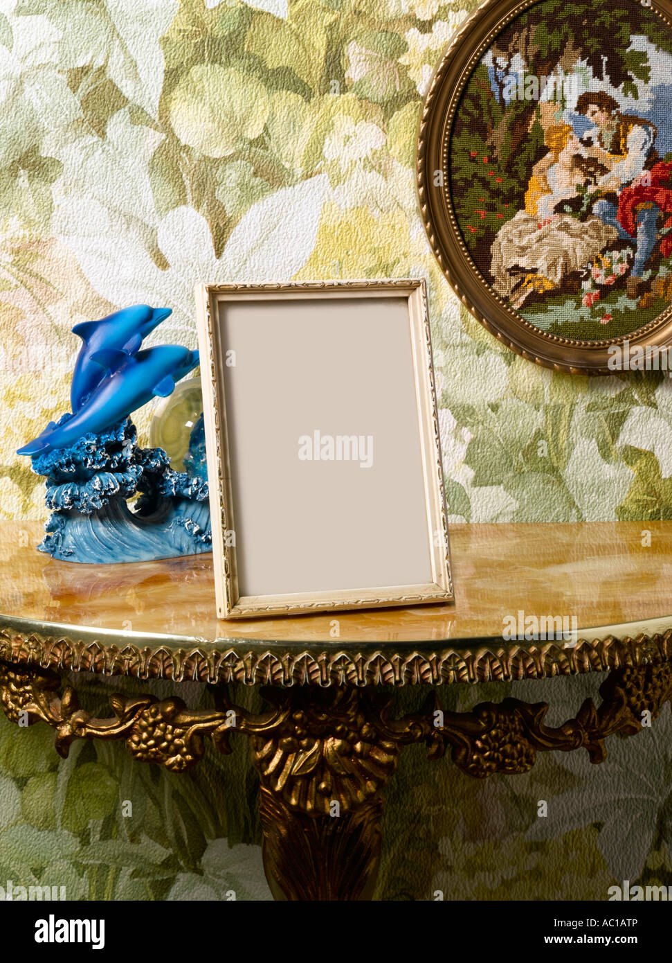 Un cadre photo Blanc Kitsch dans un couloir définition Banque D'Images