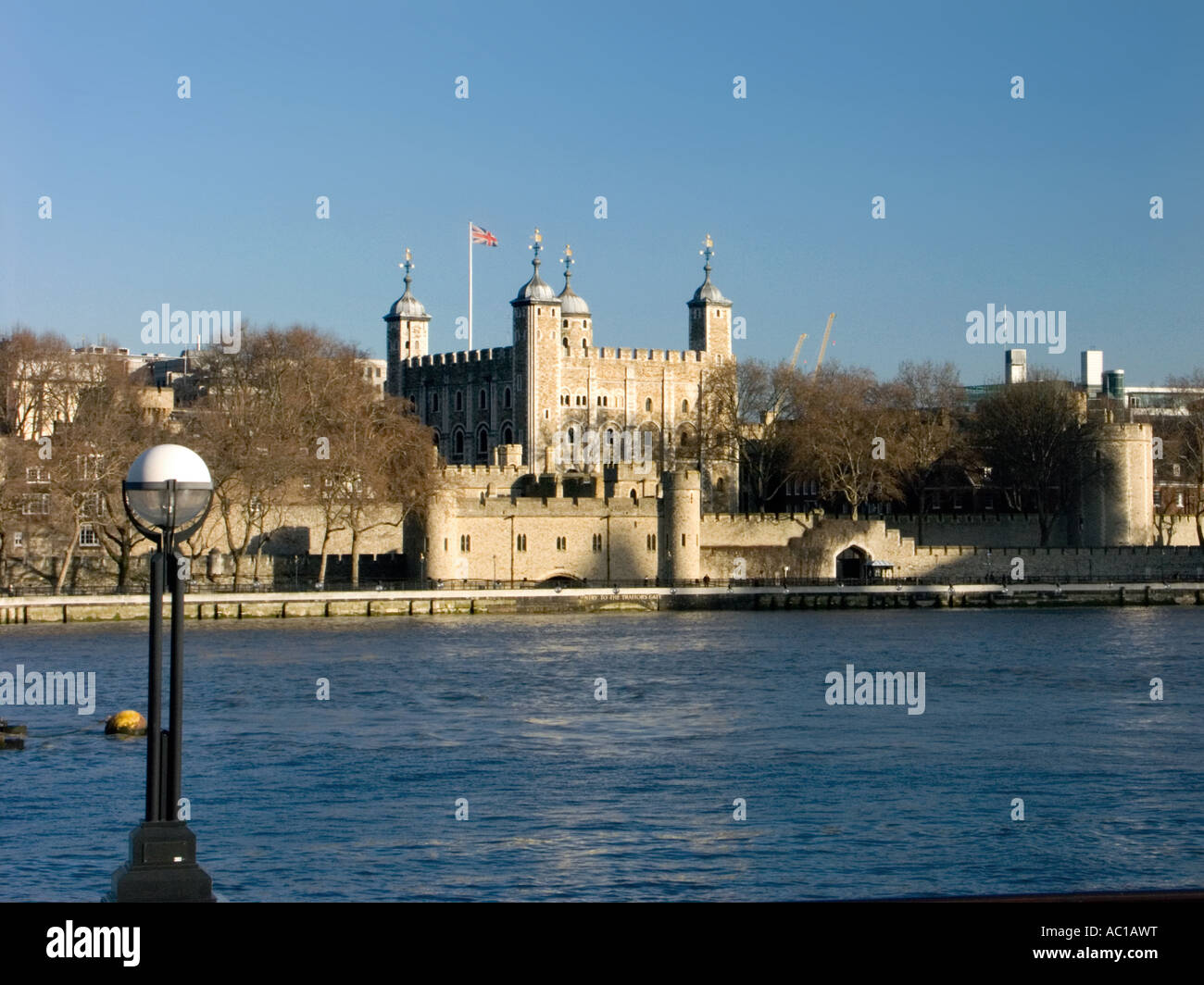Tour de Londres à partir de l'autre côté de la Tamise à Southwark Banque D'Images