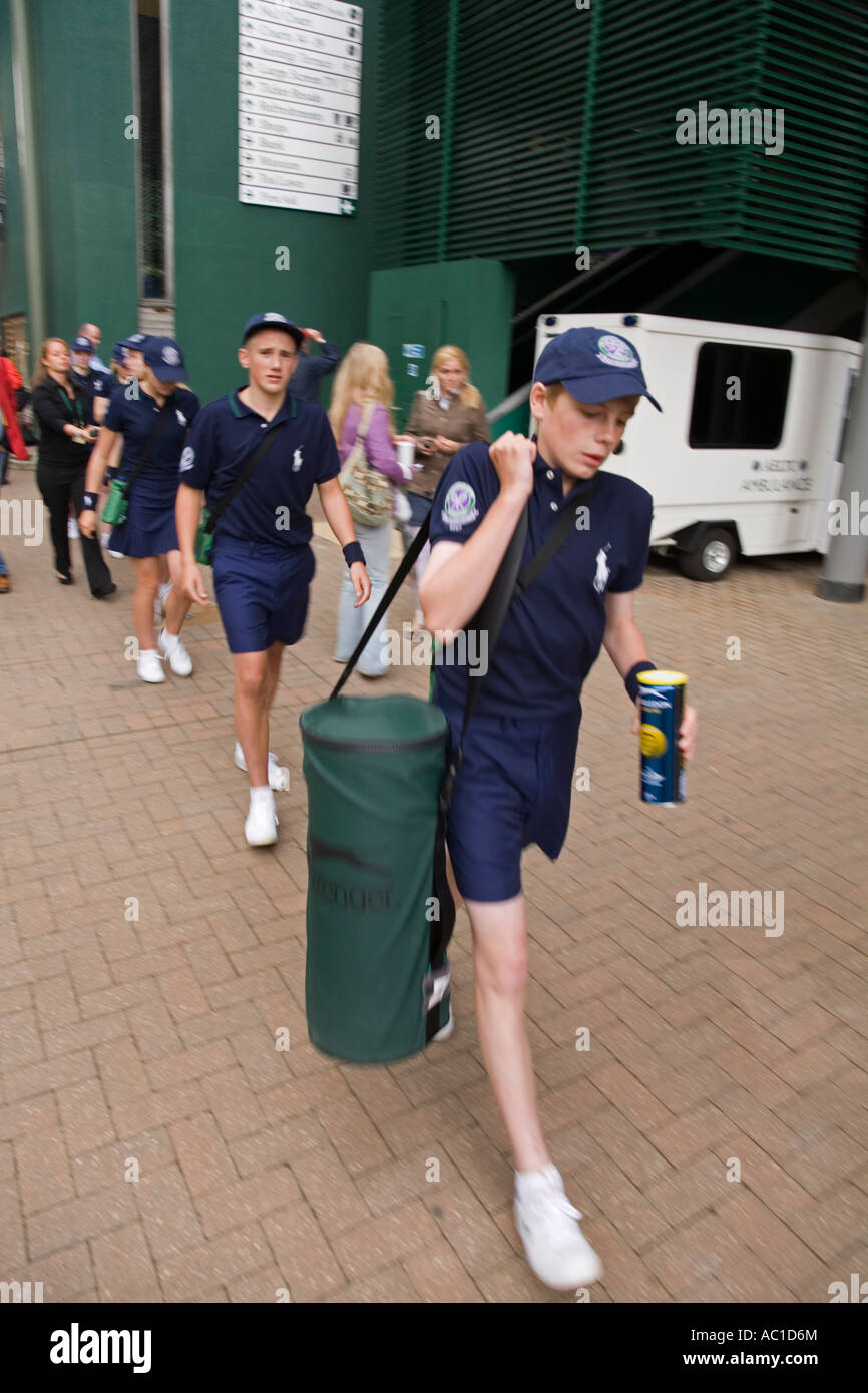 Ligne de balle qui se promenaient à une correspondance au Wimbledon tennis Championships UK Banque D'Images