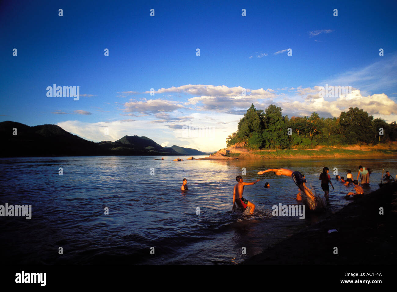 Le Laos, Luang Prabang, baignade dans le Mékong au coucher du soleil Banque D'Images