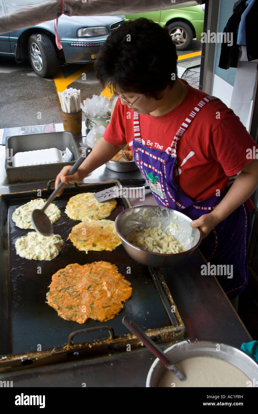 Poêle à crêpes femme coréenne du marché, Chungcheongbuk n Province de la Corée du Sud Banque D'Images