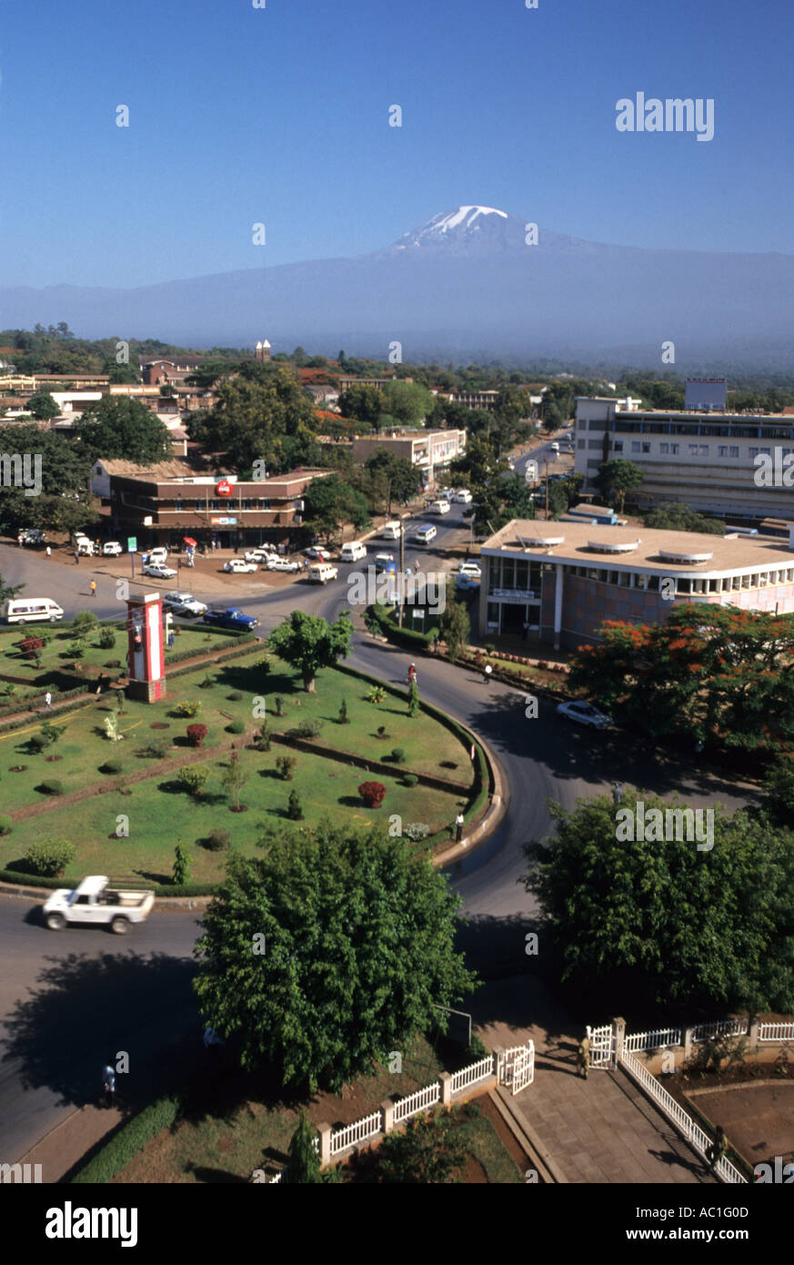 Le centre-ville de Moshi, vue de Kahawa Chambre. Kilimanjaro (5.895m) en arrière-plan. Banque D'Images