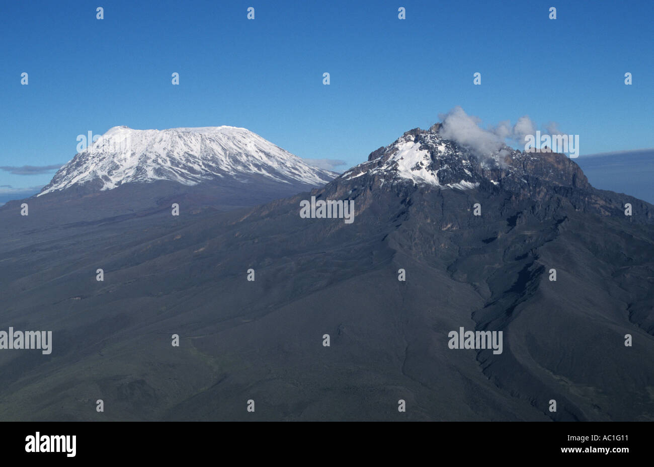 Vue aérienne de la plage couverte de neige du Kilimandjaro Kilimandjaro : 5.895m et 5.149m gauche Mawenzi, droit Banque D'Images