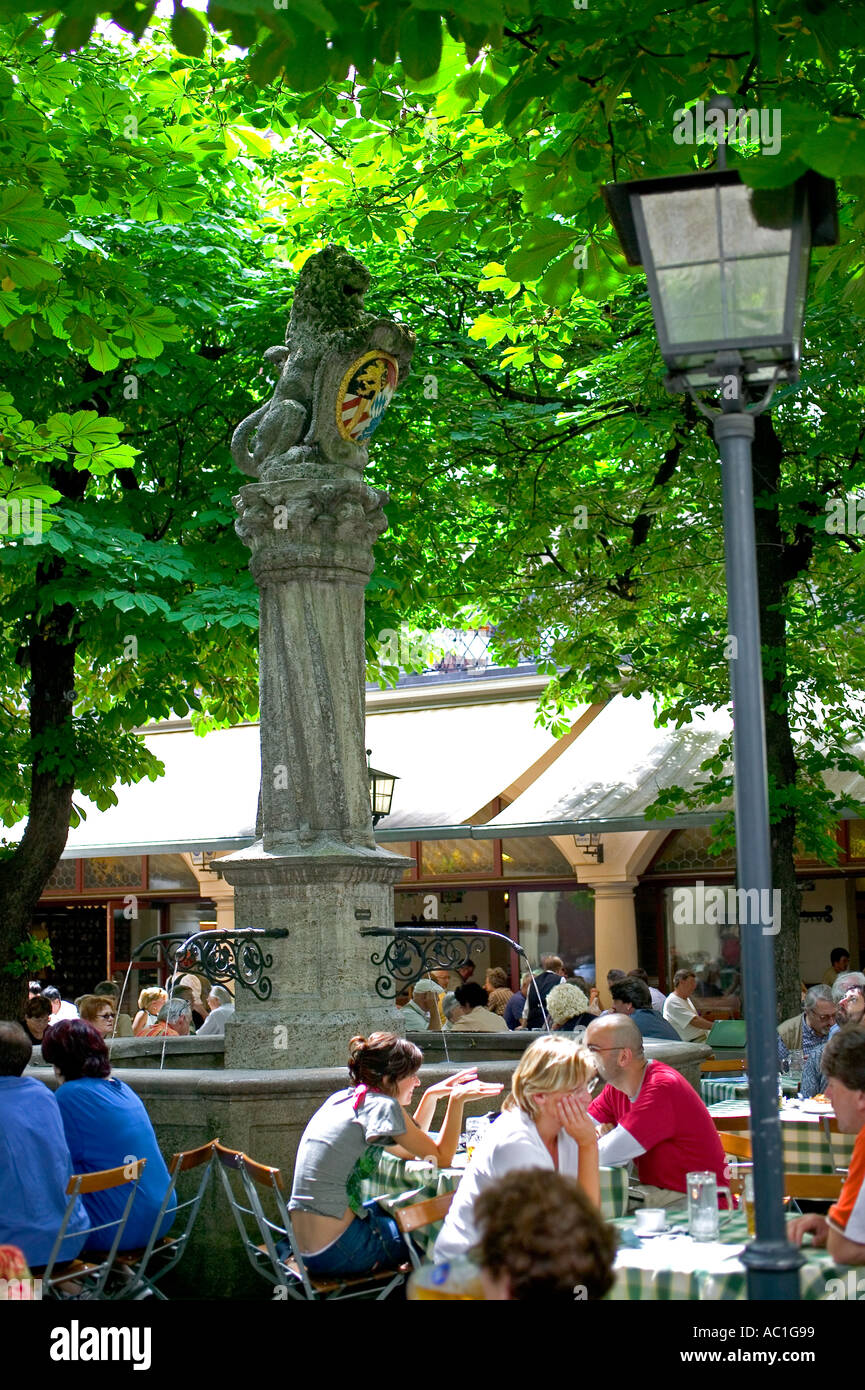 Jardin de bière DE LA BRASSERIE HOFBRAUHAUS MUNICH ROYAL RESTAURANT BAVARIA ALLEMAGNE EUROPE Banque D'Images